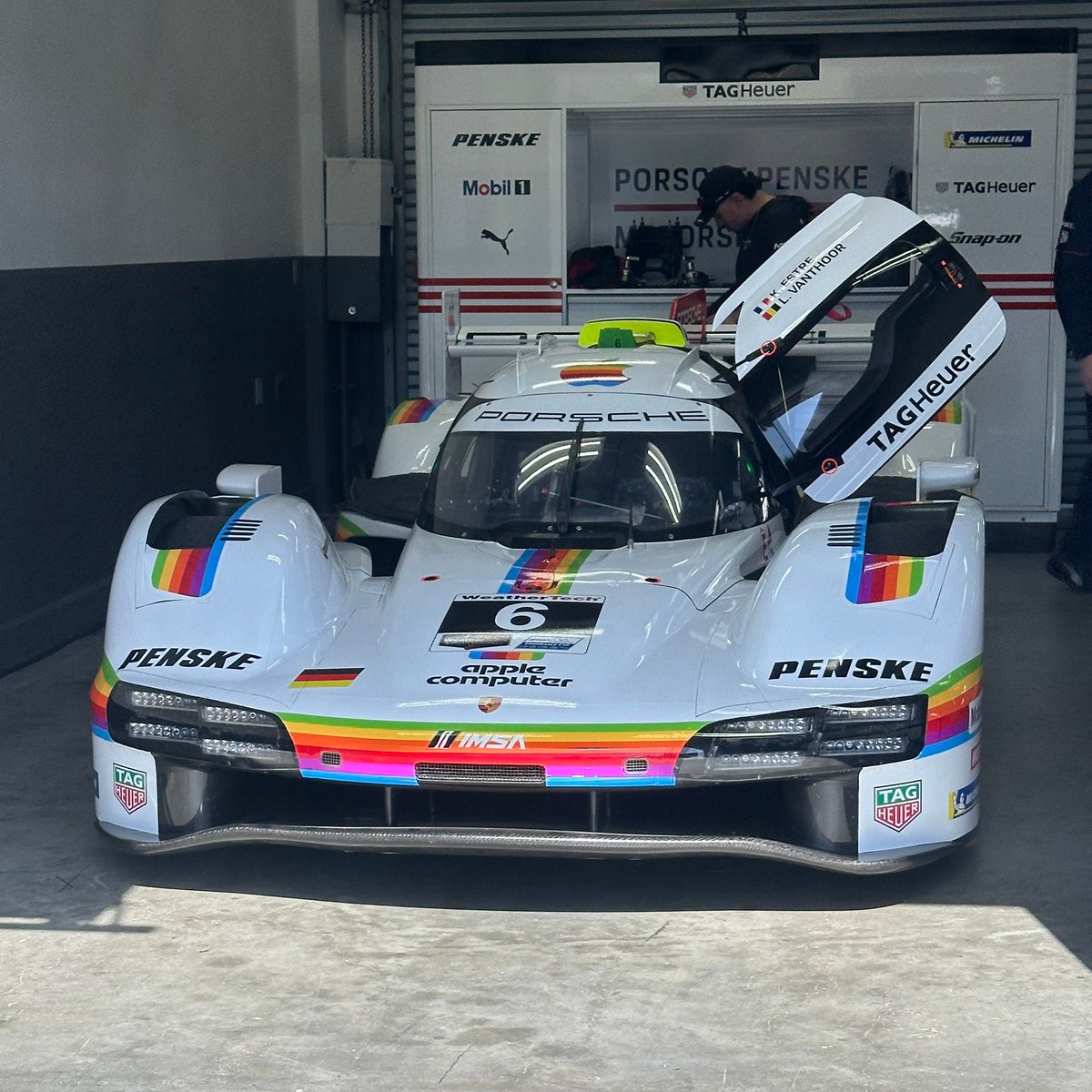 PorscheRaces's tweet image. #IMSA - And here are the real ones. How do you like the #Porsche963 in @Apple livery? 🧐

#Porsche #PorschePenskeMotorsport @IMSA @WeatherTechRcwy @MichelinRaceUSA