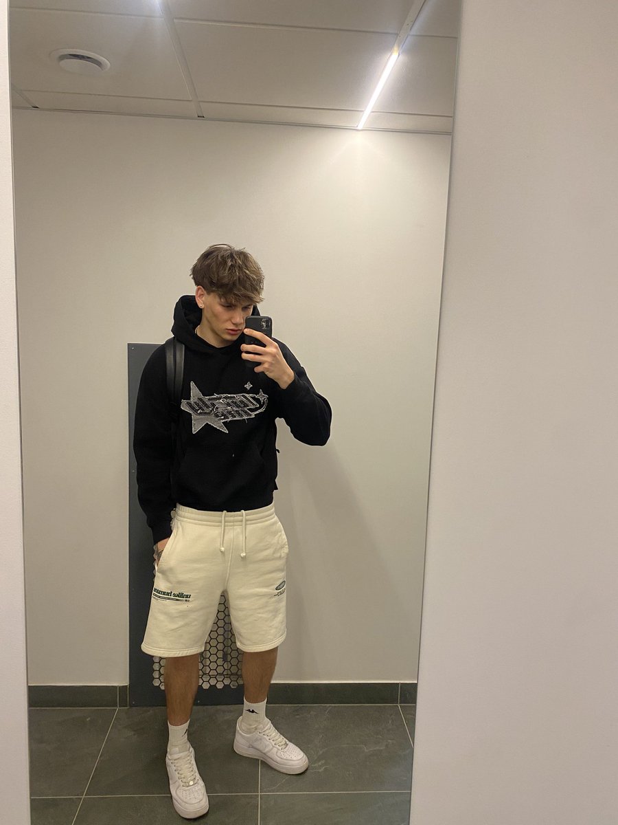 Czechuu tweet media
