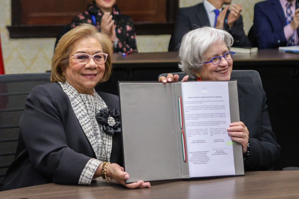 CancilleriaCol's tweet photo. La canciller Rosa Yolanda Villavicencio Mapy participó en el acto de suscripción del Memorando de Entendimiento entre Colombia y México sobre cooperación en la lucha contra la trata de personas, un instrumento que fortalece la cooperación bilateral en prevención, investigación y judicialización de este delito, así como la asistencia y protección integral a las víctimas. 🇨🇴🤝🇲🇽

Con esta firma, ambos países reafirman su compromiso con la defensa de los derechos humanos y con una acción conjunta para combatir de manera integral la trata de personas.