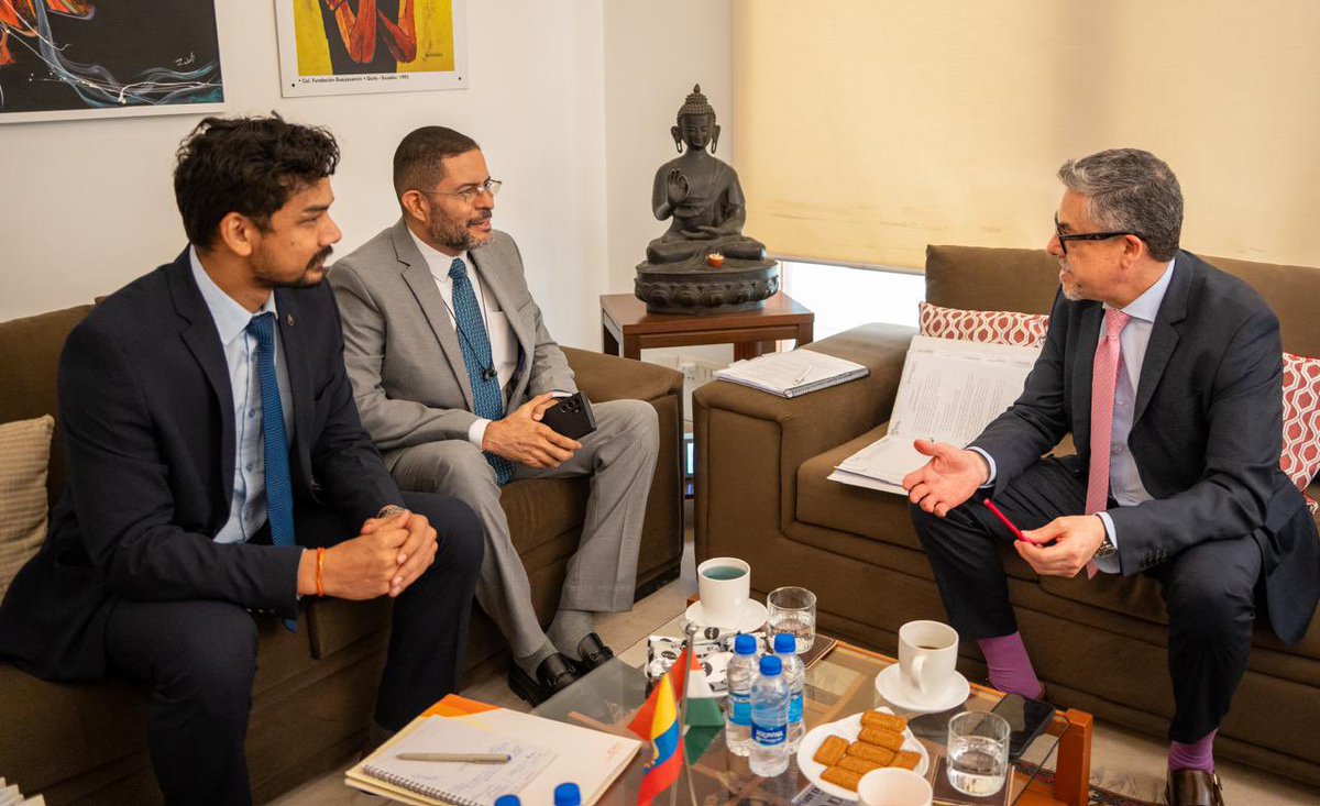 #AgendaIndia 🇪🇨🇮🇳
Avanzamos hacia energías limpias y sostenibles

En reunión con el director General de la International Solar Alliance (ISA), Hugo Morales, el vicecanciller Alejandro Dávalos transmitió la decisión del 🇪🇨 de iniciar el proceso para la adhesión a esta organización