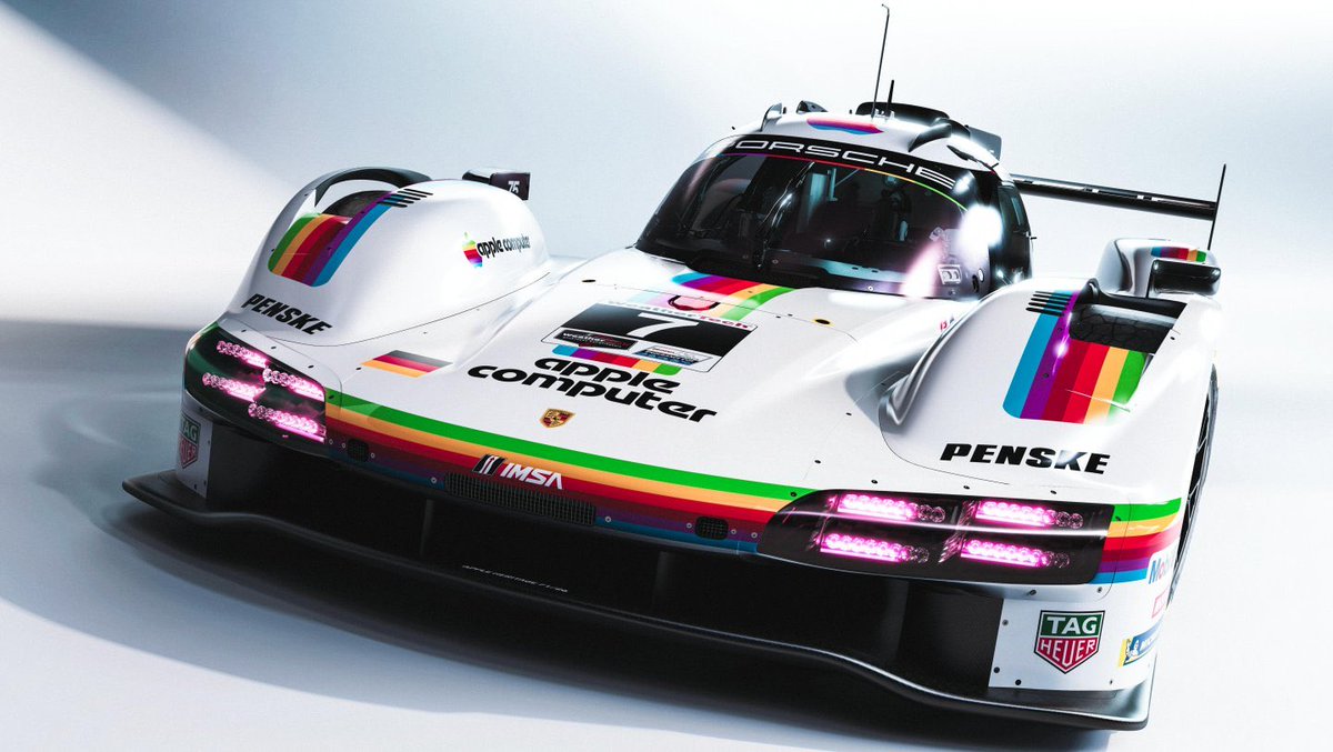 Apple_Geek_Actu's tweet photo. ✨🚗 Porsche célèbre les 50 ans d'Apple

Pour fêter le 50e anniversaire d'Apple et les 75 ans de Porsche Motorsport, les deux marques collaborent sur un design spécial pour la course de Laguna Seca le 3 mai 2026.

jommage à la Porsche 935 de 1980, la toute première à porter les couleurs arc-en-ciel d'Apple