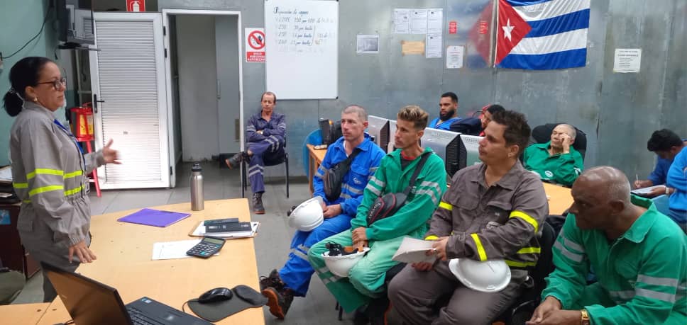 RefineraCienfu1's tweet photo. En el marco de la Jornada de SST se realizó una conferencia  para los trabajadores del sector energético de nuestra empresa. Durante el encuentro, se presentaron los resultados de la evaluación de la calidad del aire realizada por Cubaenergía.
#PetrolerosPorCuba 
#SST https://t.co/WuuYglWTlJ