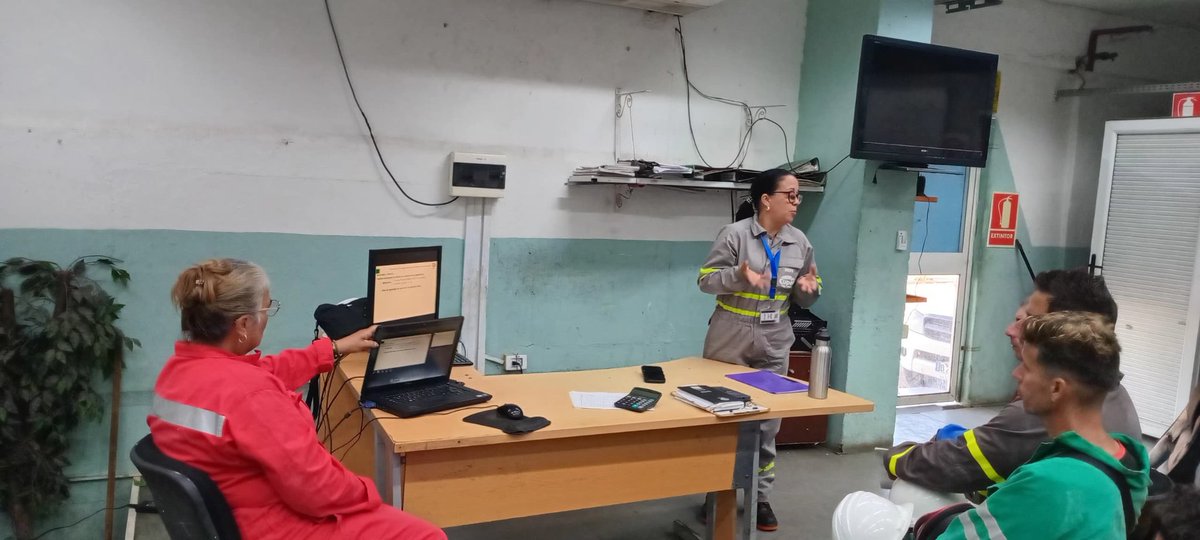 RefineraCienfu1's tweet photo. En el marco de la Jornada de SST se realizó una conferencia  para los trabajadores del sector energético de nuestra empresa. Durante el encuentro, se presentaron los resultados de la evaluación de la calidad del aire realizada por Cubaenergía.
#PetrolerosPorCuba 
#SST https://t.co/WuuYglWTlJ