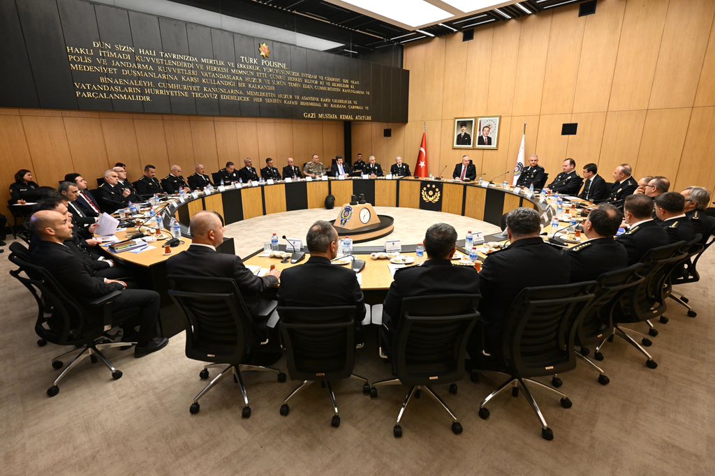 EmniyetGM's tweet photo. Emniyet Genel Müdürümüz Sayın Ali Fidan, merkez teşkilatımız ile Genel Değerlendirme Toplantısı gerçekleştirdi. https://t.co/tzU3HeuTPG