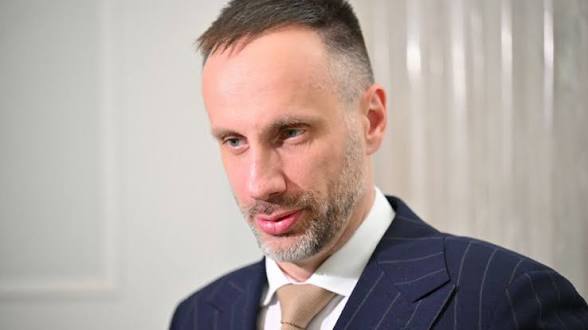 Wielu z was, nie bez racji, ma Janusza Kowalskiego za dzbana i półinteligenta.
Nie wiem czy wiecie, że ten wyglądający na średnio jarzącego co wokół niego się dzieje jegomość w latach 2016–2021 zarobił w spółkach skarbu państwa łącznie około 2,45 mln zł.
Taka cwana gapa.