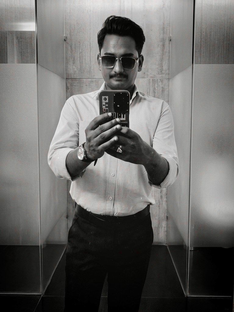 Rohan25093728's tweet image. #x
#selfie
"Shades on world off " 🖤