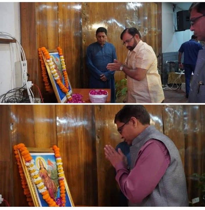 saleembaigRti's tweet photo. चेहरे पे चेहरा लगा लो अपनी सूरत छुपा लो...
----
जामिया के माननीय वाइस चांसलर प्रोफ़ेसर मज़हर आसिफ़ और माननीय रजिस्ट्रार प्रोफ़ेसर महताब आलम रिज़वी सरस्वती वंदना कर रहें हैँ।
अब हमारे यहाँ AMU के संघी प्रोफ़ेसर हज़रात लोगों को नया टास्क मिल गया है।
#jamiamilliaislamia #JMI #AMU #aligarhmuslimuniversity
Faizul Hasan भाई की वाल से -