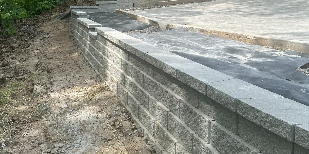 BrilliantBorder's tweet photo. Retaining walls are the unsung heroes of sloped yards! 💪 

They help prevent soil erosion, turn sloped land into flat, usable space, and address drainage issues. Read our blog to learn more!

https://t.co/pOYj3ramyl https://t.co/OpWvhVcopI
