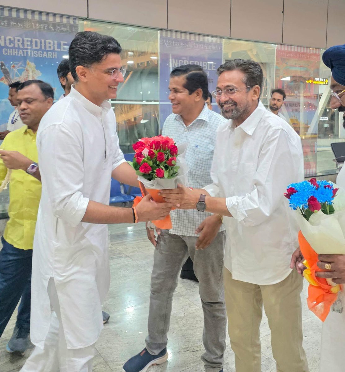 VijayJangidINC's tweet image. रायपुर विमानतल पर राष्ट्रीय महासचिव श्री सचिन पायलट जी @SachinPilot से शिष्टाचार भेट व स्वागत।

#Congress #SachinPilot #Chhattisgarh