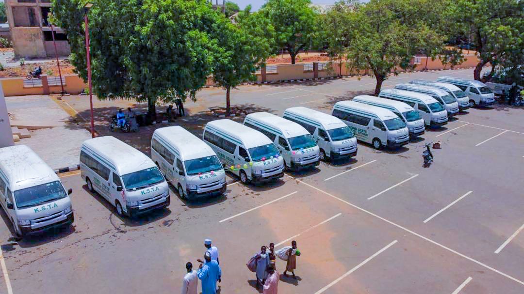 KBStGovt's tweet photo. Kebbi State Government has unveiled 50 new 18-seater commercial buses to ease transport across key routes nationwide.

Officials say fares will be subsidized, with improved safety and access for all residents—regardless of background. https://t.co/IBSxMQ4Zkn