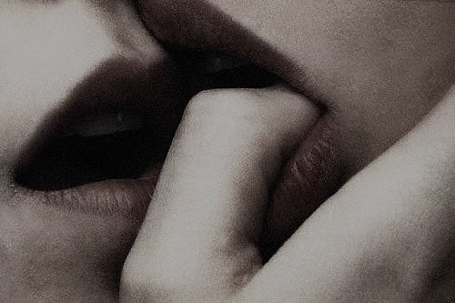 piellaloba's tweet photo. monogamia não é suficiente, o que almejo é possessivo e simbiótico. nossas almas se fundindo, o coração pulsando no mesmo compasso e transformando dois destinos em uma única e indissociável obsessão. 

sorry not sorry, i'm romantic. https://t.co/z4bGVkQK4O