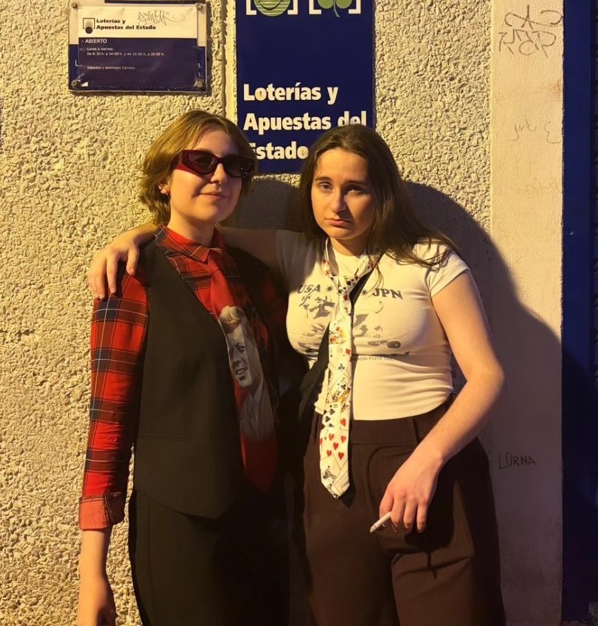 ⚠️⚠️⚠️ ATENCIÓN ⚠️⚠️⚠️

SE BUSCA a esta chica por ROBO. Me ENGATUSÓ con el fin de quedarse con mi posesión más preciada: CORBATA KENNEDY. Si la veis, alertad a la autoridad más próxima O debilitad su punto débil, decid "jamás"

Gracias por vuestra colaboración.