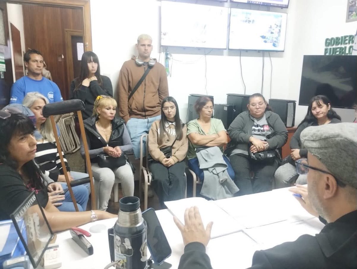 Mauriciocanosa's tweet photo. 🔹Reunión con vecinos del barrio Pompeya, intercambiando ideas y planificando mejoras. #GustavoMenendez https://t.co/fNPKJuuzeR