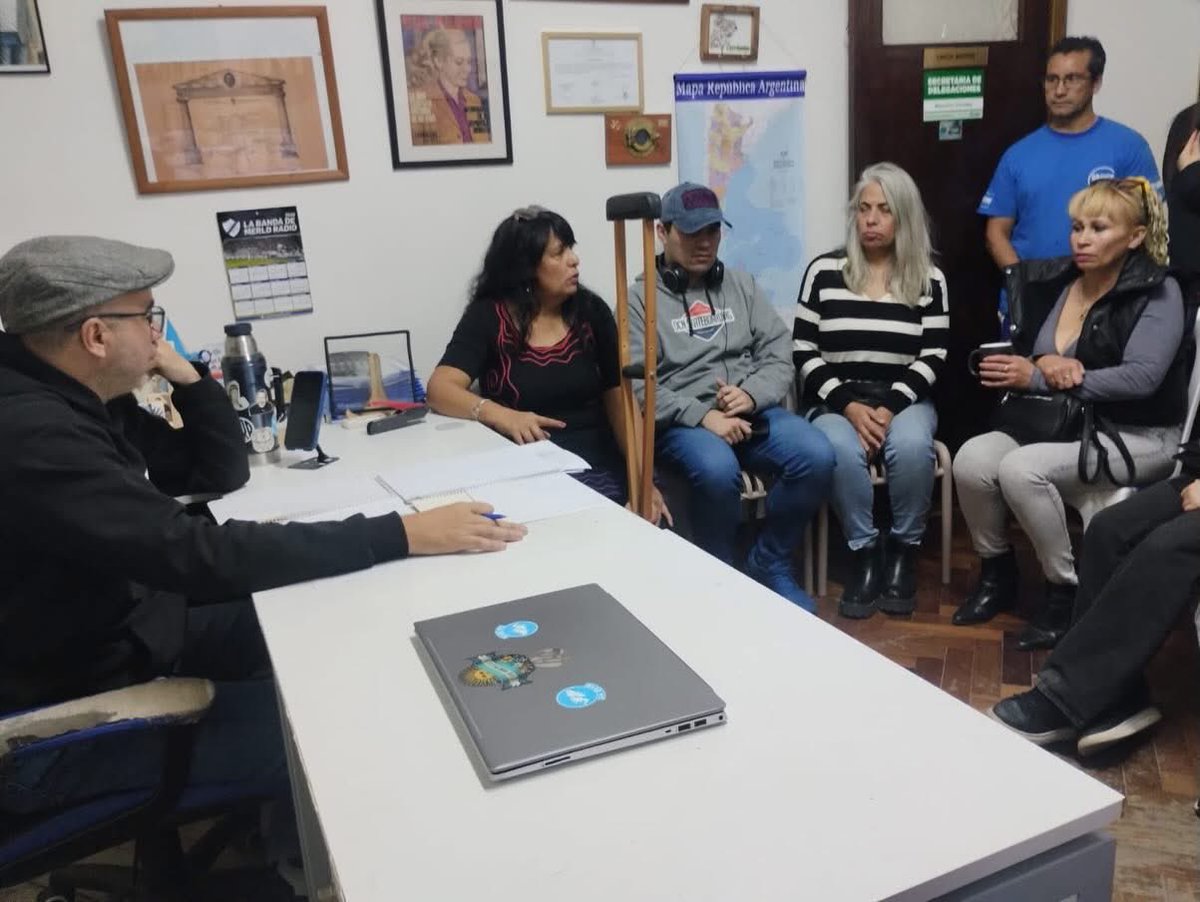 Mauriciocanosa's tweet photo. 🔹Reunión con vecinos del barrio Pompeya, intercambiando ideas y planificando mejoras. #GustavoMenendez https://t.co/fNPKJuuzeR