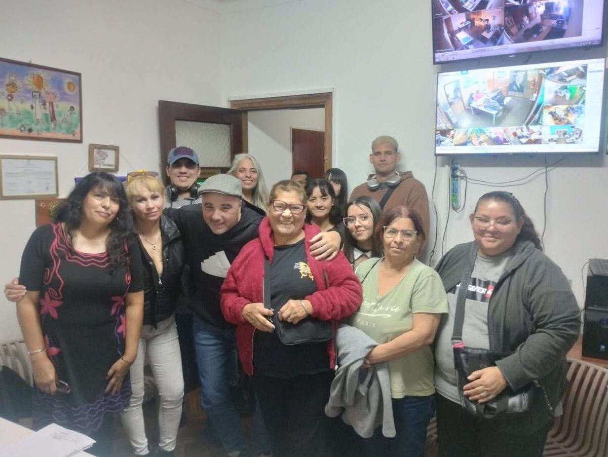 Mauriciocanosa's tweet photo. 🔹Reunión con vecinos del barrio Pompeya, intercambiando ideas y planificando mejoras. #GustavoMenendez https://t.co/fNPKJuuzeR