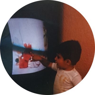 "En solidaridad con todos los que desgraciadamente sobrevivimos nuestras fotos de la infancia, brindo mi testimonio. La enorme, enorme paciencia que se necesitó para lidiar con mi pelo imposible. #UnDíaFueMiPeorPesadilla "