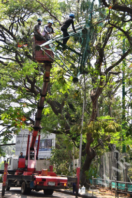 EnglishSalar's tweet image. Heavy Rain caused widespread damage across #Bengaluru, leaving broken electric poles and uprooted trees in Rajajinagar, a school compound wall collapsing at Jnanodaya School, trees torn down in Jayanagar, and a grill crashing at a golf ground on Kumar Park Road, highlighting how