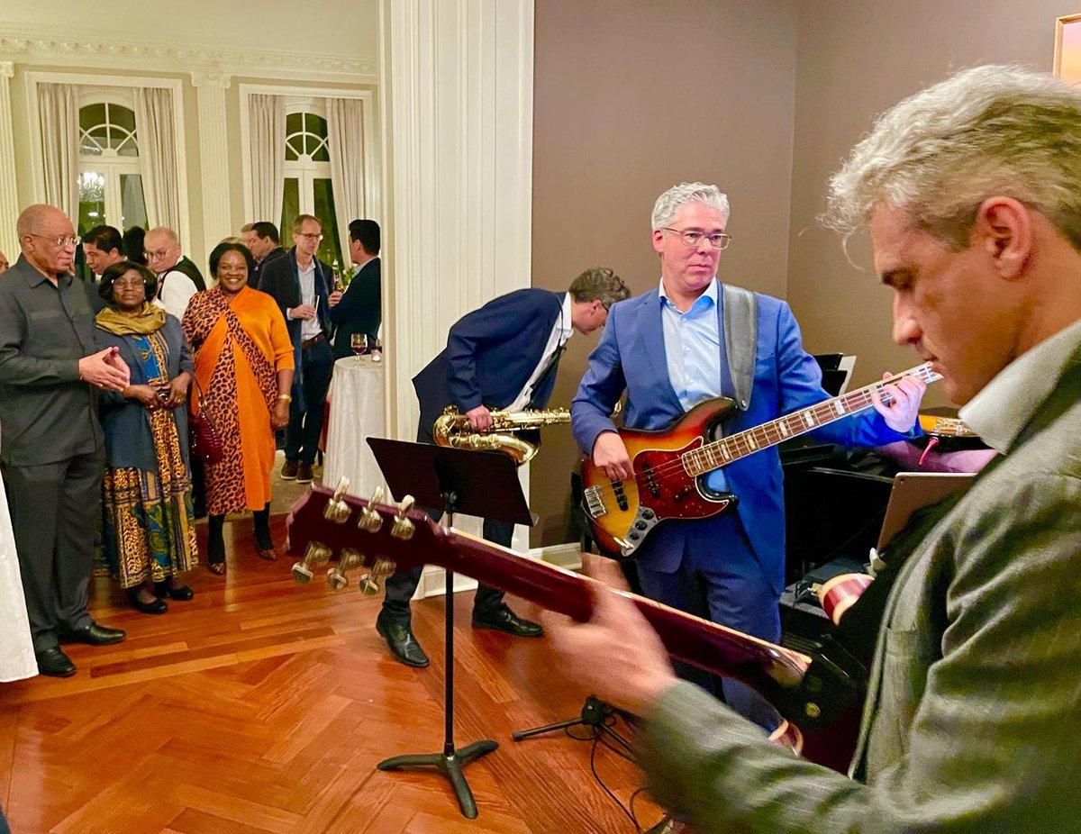 GermanAmbUN_NY's tweet image. Celebrating #InternationalJazzDay with the @UN community in NYC! Jazz connects cultures, builds bridges &amp;amp; brings people together - values at the heart of the United Nations. Delighted to host a jazz evening with #jAAzz, the Jazz Band of the German Foreign Office. #AmBassAdor 🎸