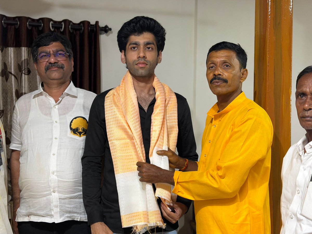 minileshsambare's tweet image. 📍मुरबाड 🗓️३० एप्रिल २०२६

आज डांगुर्ले - ता.मुरबाड  जिल्हा ठाणे  येथे चि. मंगल यांच्या हळदी समारंभात उपस्थित राहून त्यांना शुभेच्छा दिल्या..!

#हळद #Congratulations