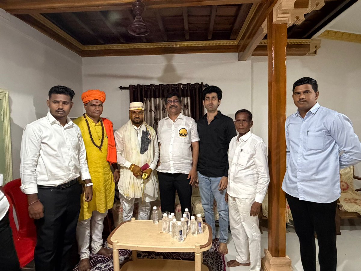 minileshsambare's tweet image. 📍मुरबाड 🗓️३० एप्रिल २०२६

आज डांगुर्ले - ता.मुरबाड  जिल्हा ठाणे  येथे चि. मंगल यांच्या हळदी समारंभात उपस्थित राहून त्यांना शुभेच्छा दिल्या..!

#हळद #Congratulations