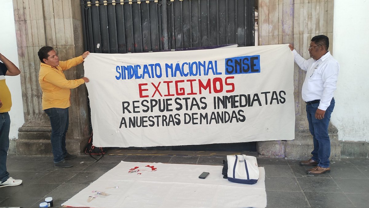 OaxacaVeraz's tweet photo. Integrantes del Sindicato Nacional del Sector Educativo (SNSE) encabezado por Noé Ricardo Martinez G, se plantan en protesta indefinida frente al palacio de gobierno, en la exigencia al cumplimiento de su pliego petitorio, 
@Claudiashein
@GobiernoMX 
@salomonj
@GobOax
@sep_mxpt https://t.co/Yx0Al1lYte