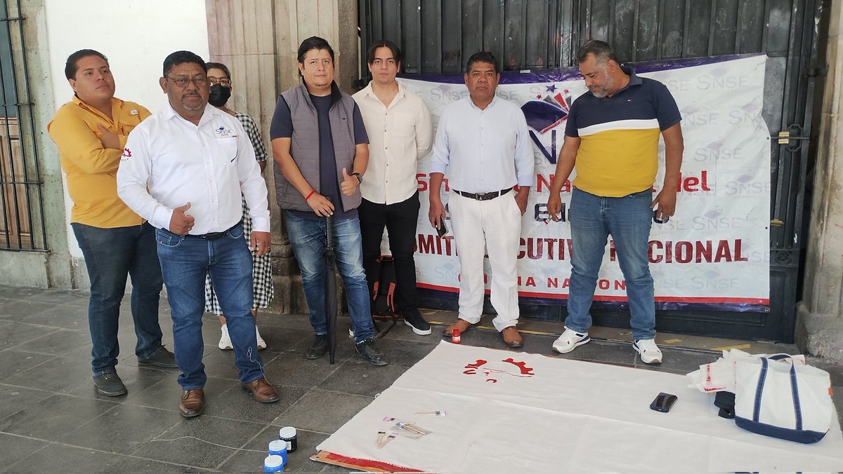 OaxacaVeraz's tweet photo. Integrantes del Sindicato Nacional del Sector Educativo (SNSE) encabezado por Noé Ricardo Martinez G, se plantan en protesta indefinida frente al palacio de gobierno, en la exigencia al cumplimiento de su pliego petitorio, 
@Claudiashein
@GobiernoMX 
@salomonj
@GobOax
@sep_mxpt https://t.co/Yx0Al1lYte