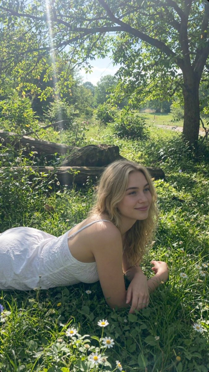 lanamarlynxx's tweet photo. come find me in the grass? be honest, would you? https://t.co/xBzgiQXRMN