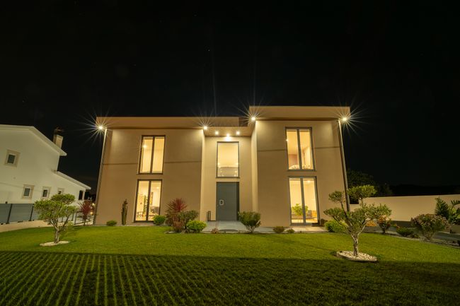 FMenezesRemax's tweet photo. ✨ Moradia de Charme com 4 Quartos, Piscina e Jardim ✨
🏡 Um verdadeiro refúgio de elegância, conforto e exclusividade.

Agende já a sua visita!
+351 960 140 768
fmenezes@remax.pt
https://t.co/VKs8pntZ78 https://t.co/o9xDVt4gxs