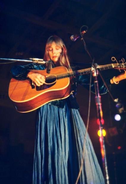 Joni Mitchell tweet media