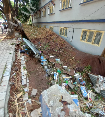 EnglishSalar's tweet image. Heavy Rain caused widespread damage across #Bengaluru, leaving broken electric poles and uprooted trees in Rajajinagar, a school compound wall collapsing at Jnanodaya School, trees torn down in Jayanagar, and a grill crashing at a golf ground on Kumar Park Road, highlighting how