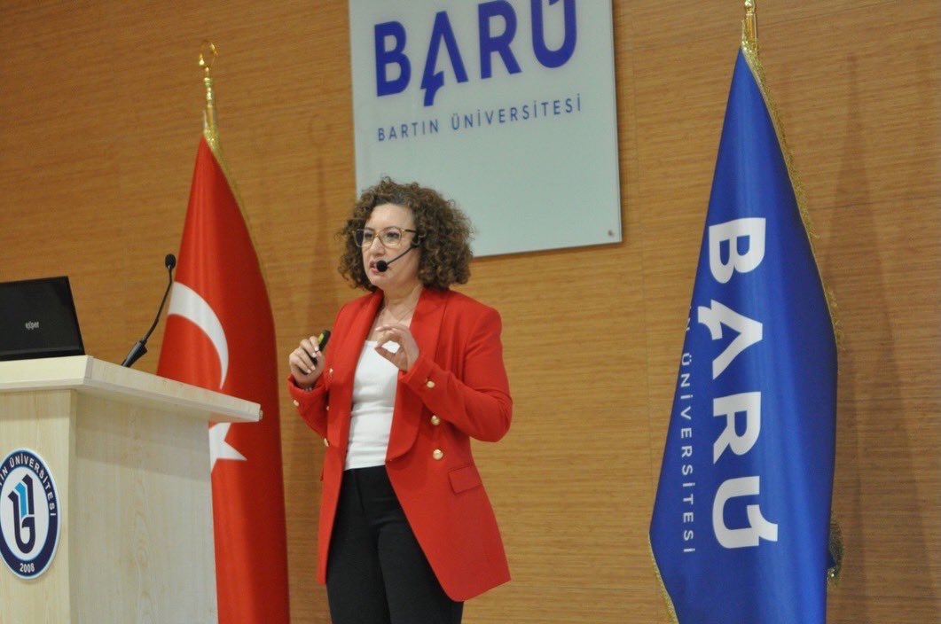 PDB_BARU's tweet photo. Bugün, Üniversitemiz Sağlık Bilimleri Fakültesi Ebelik Bölümü öğretim üyesi Doç. Dr. Hacer Yalnız Dilcen’in anlatımıyla “Kendini Keşfet: Kadın Sağlığına Yolculuk” konulu hizmet içi eğitimimizi gerçekleştirdik.
Kadın çalışanlarımıza özel olarak planlanan eğitimimizde, vücudumuzu tanımanın önemi, kadın sağlığında erken farkındalığın rolü, doğru bilinen yanlışlar ve sağlıklı yaşam alışkanlıklarının hayatımıza etkileri kapsamlı bir şekilde ele alındı.
İnteraktif anlatım, soru-cevap bölümleri ve katılımcıların aktif katkılarıyla oldukça verimli ve keyifli bir süreç yaşandı.
Katılımcılarımızın ilgisi ve memnuniyetiyle tamamlanan eğitimimiz, kadın sağlığına dair bilinçlenme yolculuğuna önemli bir katkı sundu.
Emeği geçen hocamıza ve katılım sağlayan tüm çalışanlarımıza teşekkür ederiz.