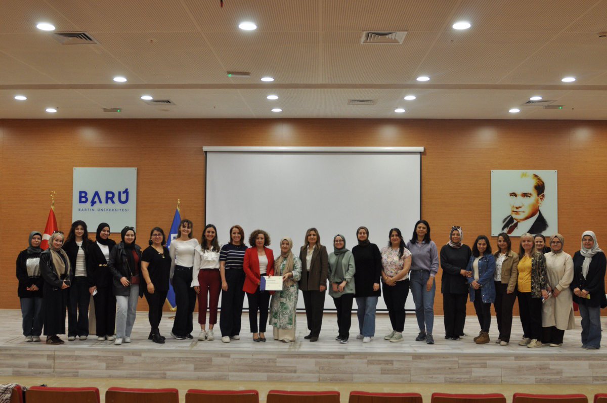 PDB_BARU's tweet photo. Bugün, Üniversitemiz Sağlık Bilimleri Fakültesi Ebelik Bölümü öğretim üyesi Doç. Dr. Hacer Yalnız Dilcen’in anlatımıyla “Kendini Keşfet: Kadın Sağlığına Yolculuk” konulu hizmet içi eğitimimizi gerçekleştirdik.
Kadın çalışanlarımıza özel olarak planlanan eğitimimizde, vücudumuzu tanımanın önemi, kadın sağlığında erken farkındalığın rolü, doğru bilinen yanlışlar ve sağlıklı yaşam alışkanlıklarının hayatımıza etkileri kapsamlı bir şekilde ele alındı.
İnteraktif anlatım, soru-cevap bölümleri ve katılımcıların aktif katkılarıyla oldukça verimli ve keyifli bir süreç yaşandı.
Katılımcılarımızın ilgisi ve memnuniyetiyle tamamlanan eğitimimiz, kadın sağlığına dair bilinçlenme yolculuğuna önemli bir katkı sundu.
Emeği geçen hocamıza ve katılım sağlayan tüm çalışanlarımıza teşekkür ederiz.