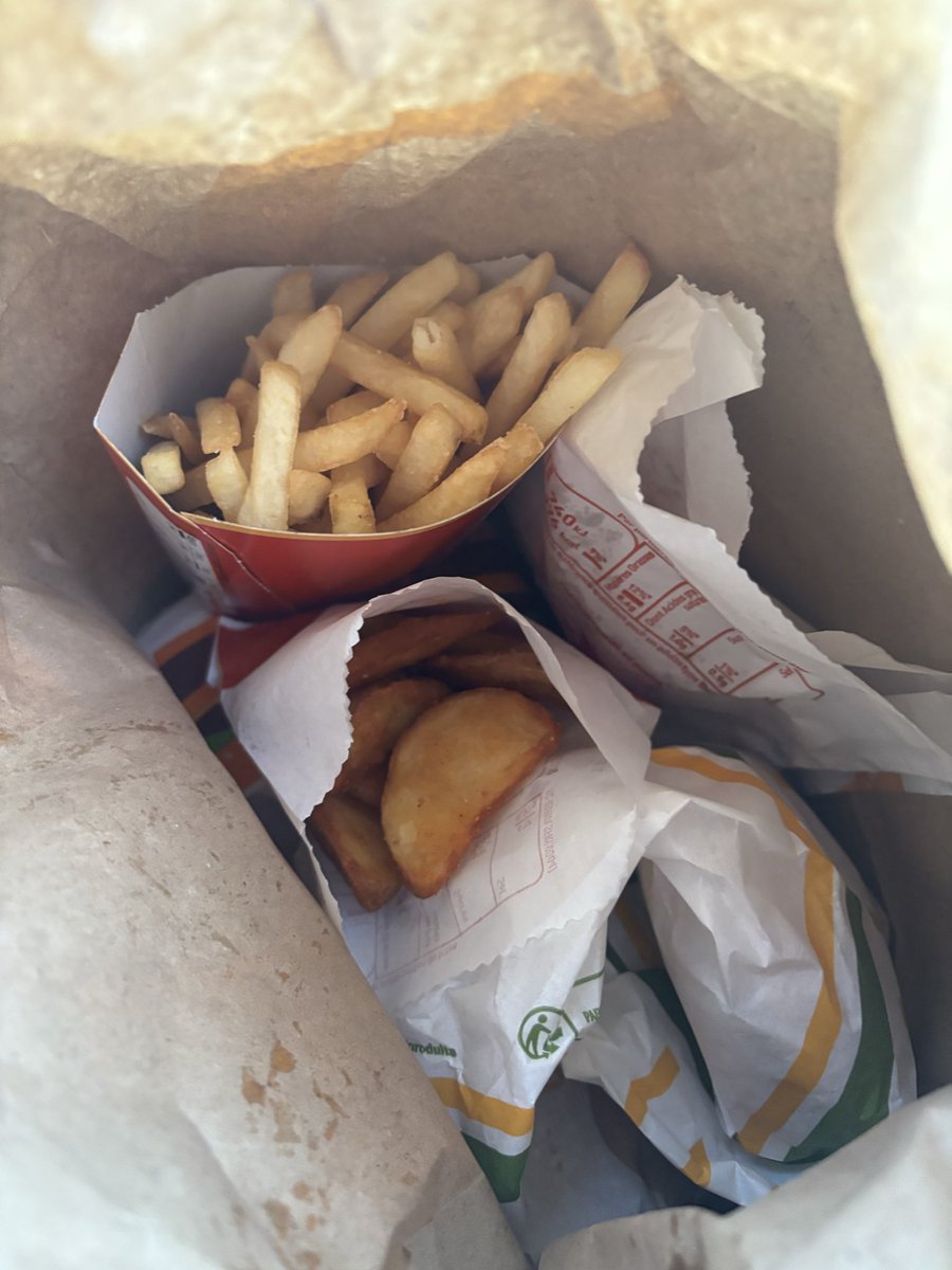 zoemaelys9's tweet photo. @McDonaldsFrance vous pensez qu on va s étouffer avec les potatoes? 🧐 au prix du menu c est quand même grave d avoir la moitié… https://t.co/JRfiku4fK4