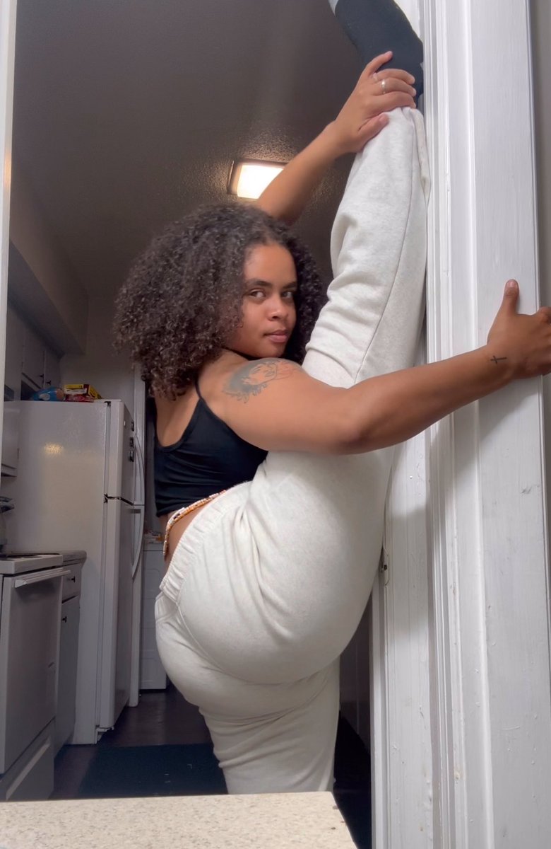 honeybae1998's tweet image. Maybe I'll do it naked for you😈 #flexible