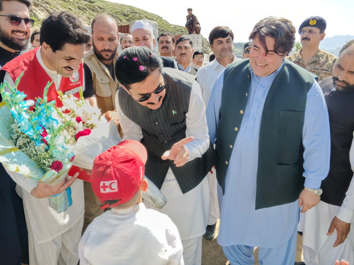_CARKP's tweet photo. The KP Governor Faisal Karim Kundi visited the Afghan Transit Point at Hamza Baba Camp with Shakeel Safi to review arrangements for Afghan returnees. The Governor emphasized dignified repatriation &amp; directed that all possible facilities be ensured in line with federal policy. https://t.co/nGXFu2pqBb