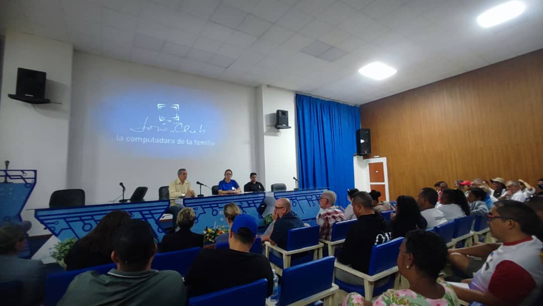 ErlinRondon's tweet photo. Hoy amigos sindicalistas de Canadá, Venezuela, Colombia y Uruguay, nos acompañaron en la Tribuna sindical de Denuncia en contra del Bloqueo de los EUA a nuestro país #CubaNoEstáSola #LaPatriaSeDefiende @Colina_CTCuba https://t.co/Devzbx0GIh