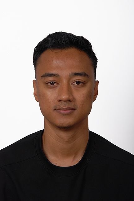 bckupacc99's tweet photo. Halau aku, sampai anak pun dia cederakan. Dia dah masuk lokap 7 hari tapi masih tak berubah. Aku dah keluar rumah, bawa barang peribadi dan anak-anak. Aku tak bekerja, dia suruh berhenti sampai aku tak ada income.

Aku keluar juga bawa anak. Ada lagi 2 anak perempuan aku, jadi aku terpaksa minta dia jaga sebab aku tak ada duit nak tanggung semua. Tadi aku pergi rumah jiran nak ambil kamera aku, masa tu aku nampak dia buka gate rumah dia.

Aku suruh anak aku yang dia cederakan pergi salam dia, tapi tiba-tiba anak datang cakap daddy tak nak salam dia.