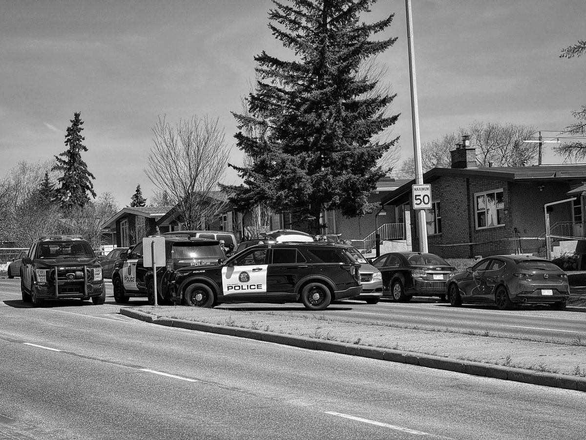 CameraGuyNick's tweet image. CPS responded to the 4300 block of 14 St NW and discovered two children deceased in the back of a vehicle. One male is now in custody. No additional information has been released. #calgary #yyc