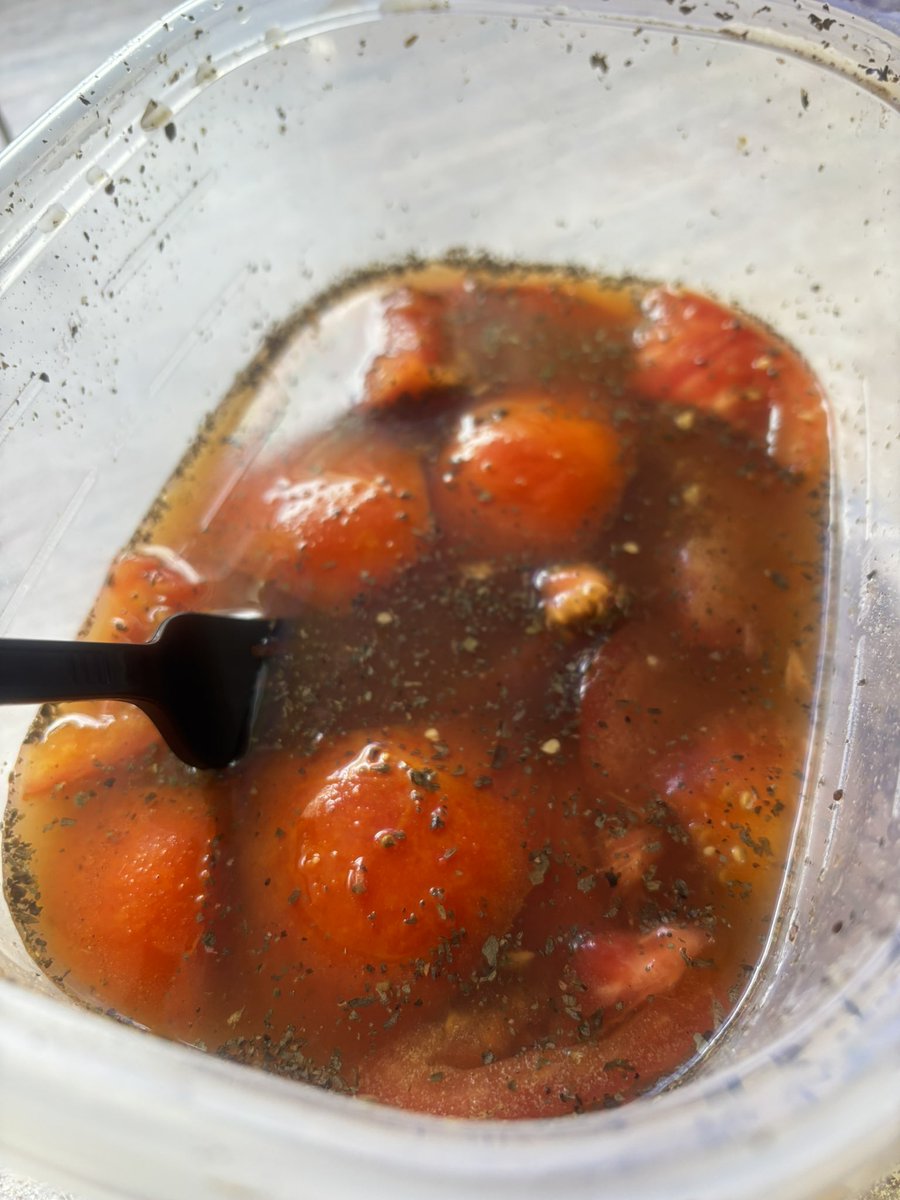 MissAsiaamonae's tweet image. Fresh Cut Tomatoes 🍅 
Vinegar
Salt &amp;amp; Pepper #Heartburn Later