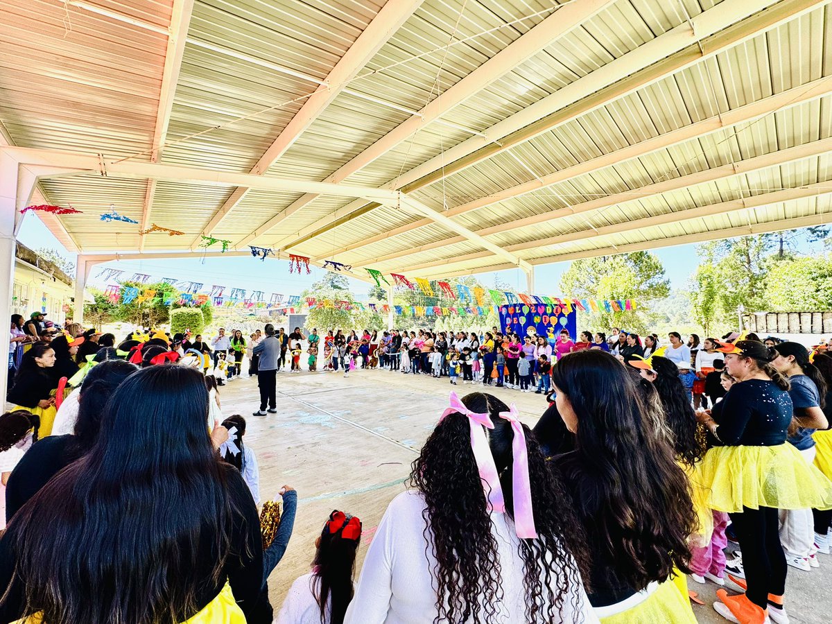 JMiguelLM's tweet photo. Hoy celebramos la alegría, la inocencia y los sueños de cada niña y niño. 💚

El día de hoy compartimos sonrisas y alegrías  en el Jardín de Niños de la comunidad de Cienega Larga, Chignahuapan, Pue.

¡Feliz Día del Niño! 🎉👧🏻👦🏻 https://t.co/O4uGHYiS2R
