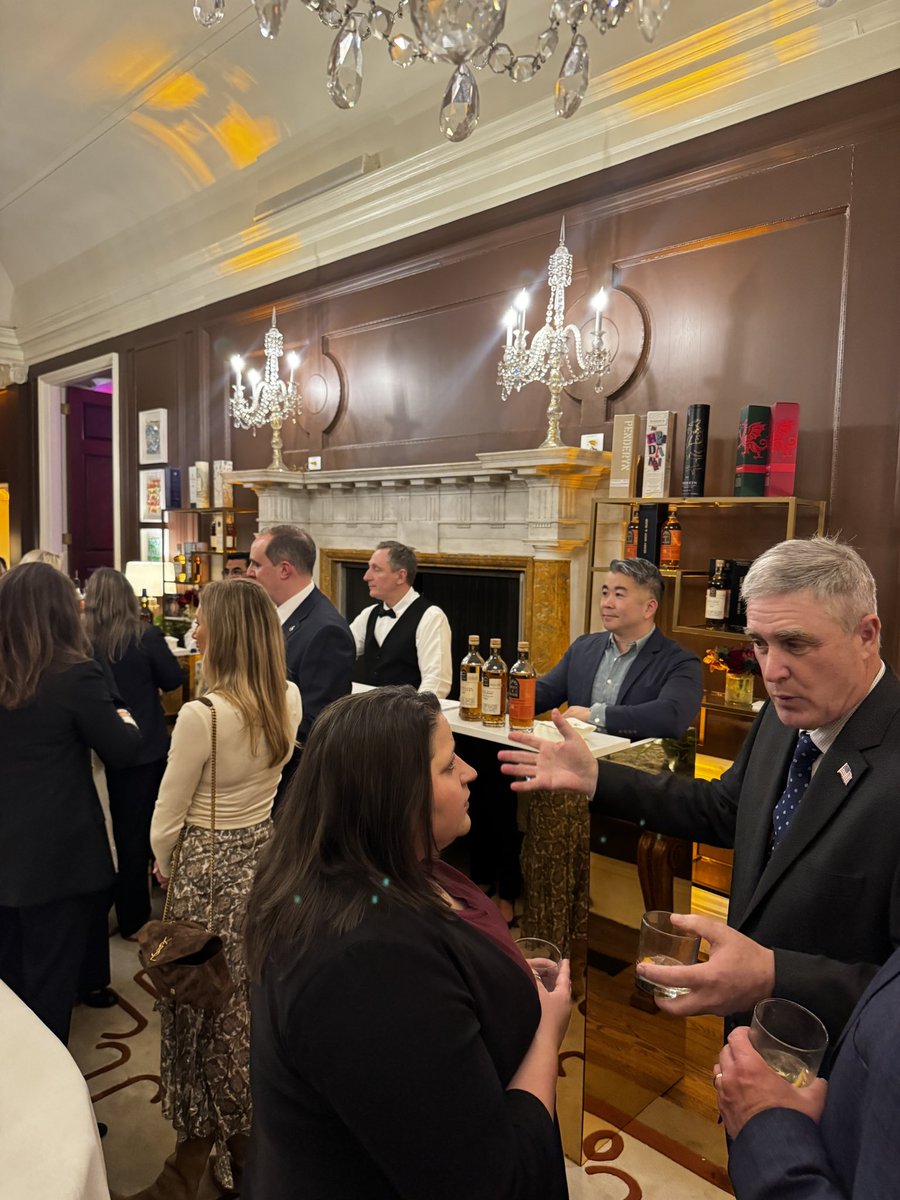 🚨HUGE diplomatic win for the UK.

Trump announced he has removed the painful tariffs on British whiskey after lobbying from the King this week. British diplomats have been pushing hard for the levy to be removed ever since it was first introduced in 2019. A whiskey night at the