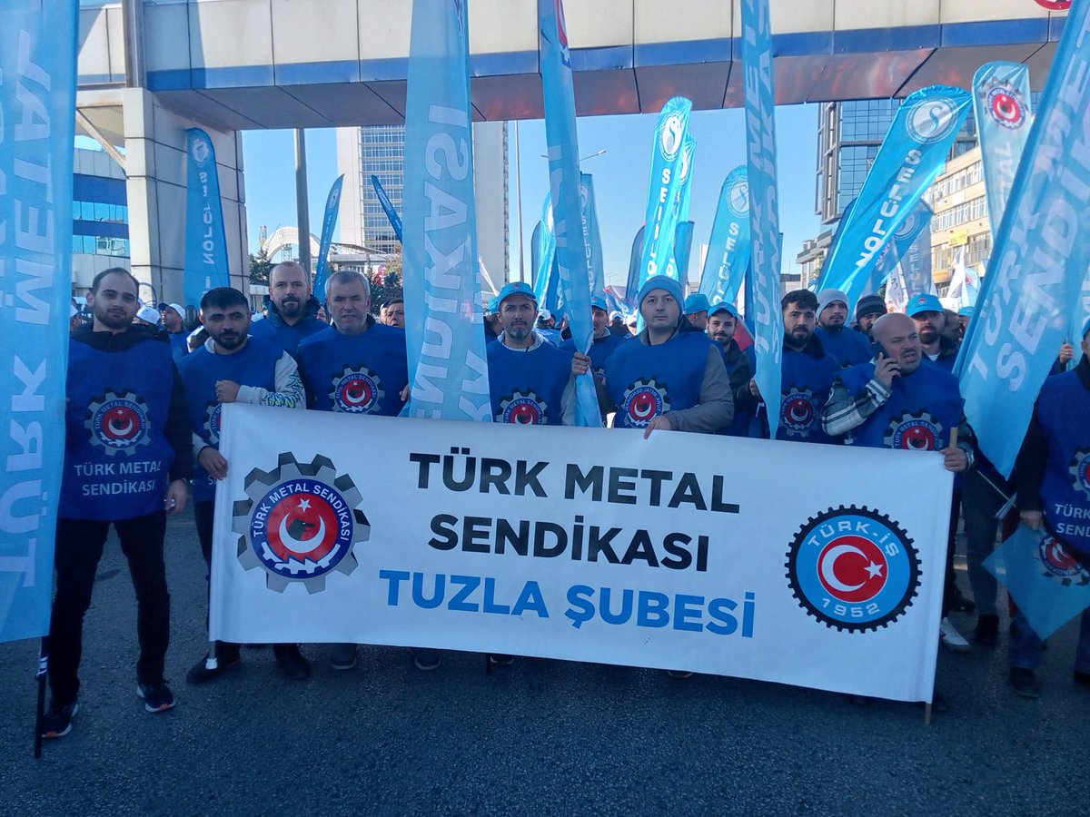 huseyin80190's tweet image. Emeğin Olduğu Yerde Umut 
Umudun Olduğu Yerde Gelecek Vardır.
1 Mayıs Alın Terinin ve Mücadelenin Günüdür 
#Yaşasın1Mayıs🇹🇷✊️🇹🇷
#TuzlaŞubesi
#Stoeger🇹🇷