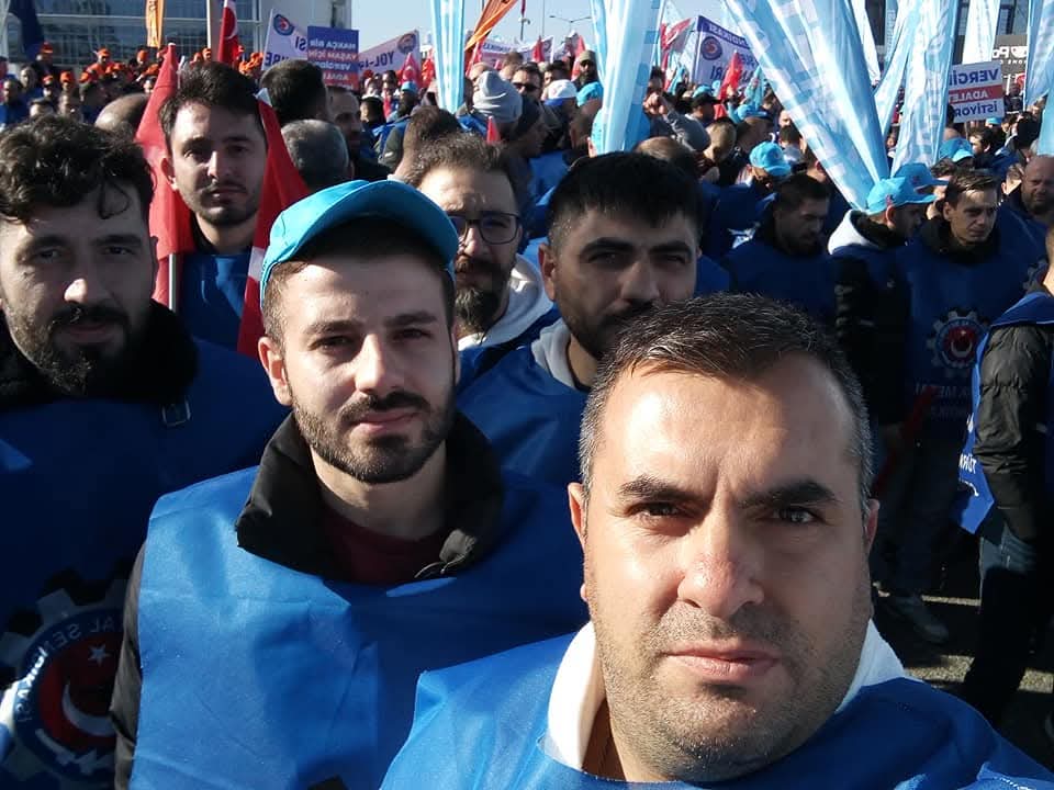 huseyin80190's tweet image. Emeğin Olduğu Yerde Umut 
Umudun Olduğu Yerde Gelecek Vardır.
1 Mayıs Alın Terinin ve Mücadelenin Günüdür 
#Yaşasın1Mayıs🇹🇷✊️🇹🇷
#TuzlaŞubesi
#Stoeger🇹🇷