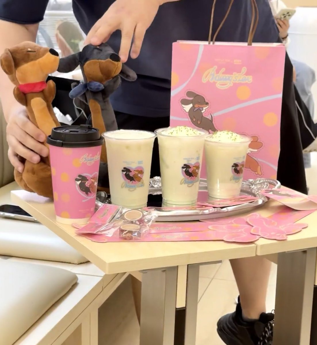 sneak peak of the upcoming molly tea x rosydoedian collaboration for #zhaolusi <stay romantic> concert 🩷

the design is sooooo stinkin cute ugh i need