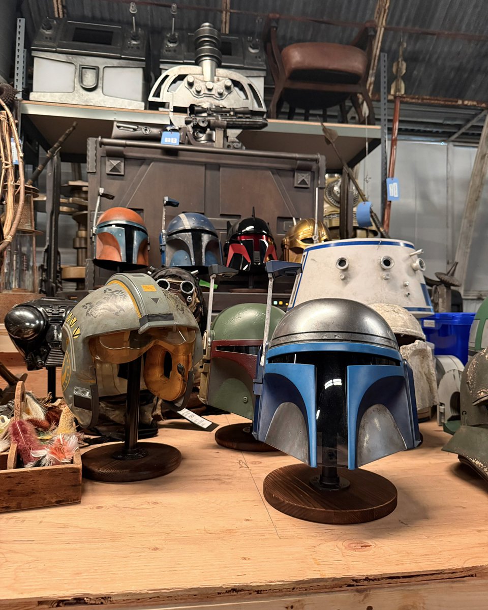 isabellaamidala's tweet photo. am i reading into this too much or is it sus that there was a Jango helmet on the set of mando and grogu https://t.co/lGsXsO8xKt