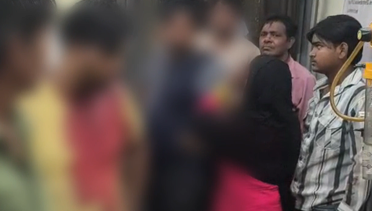 BharatSamvad01's tweet image. एटा के रिजोर थाना क्षेत्र में किशोरी से छेड़छाड़ का विरोध करने पर परिवार पर हमला। 6 लोग घायल, घटना का वीडियो वायरल। पुलिस ने मामला दर्ज कर जांच शुरू की।

#EtahNews #BreakingNews #UPCrime #MolestationCase #HindiNews #AttackNews #EtahBreaking @Etahpolice