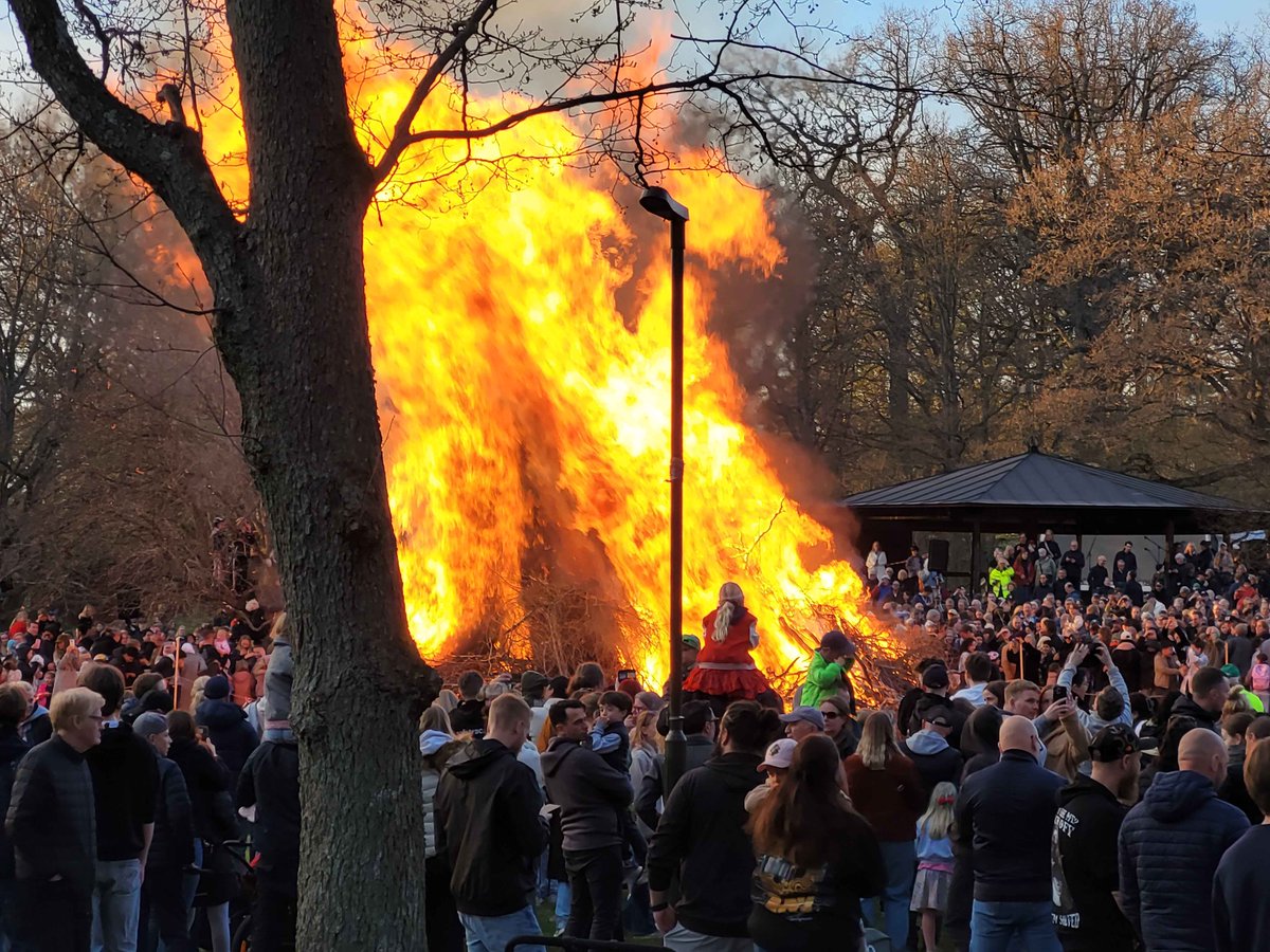 MILKYxHazard's tweet photo. 🔥Today me and my boyfriend celebrated the Swedish holiday Valborgsmässoafton.🔥
We put on a big fire to scare 'demons' away and welcome spring! 🌻 👻
Happy Valborg everyone!! ^-^
#valborg https://t.co/4rIZOmkkqL