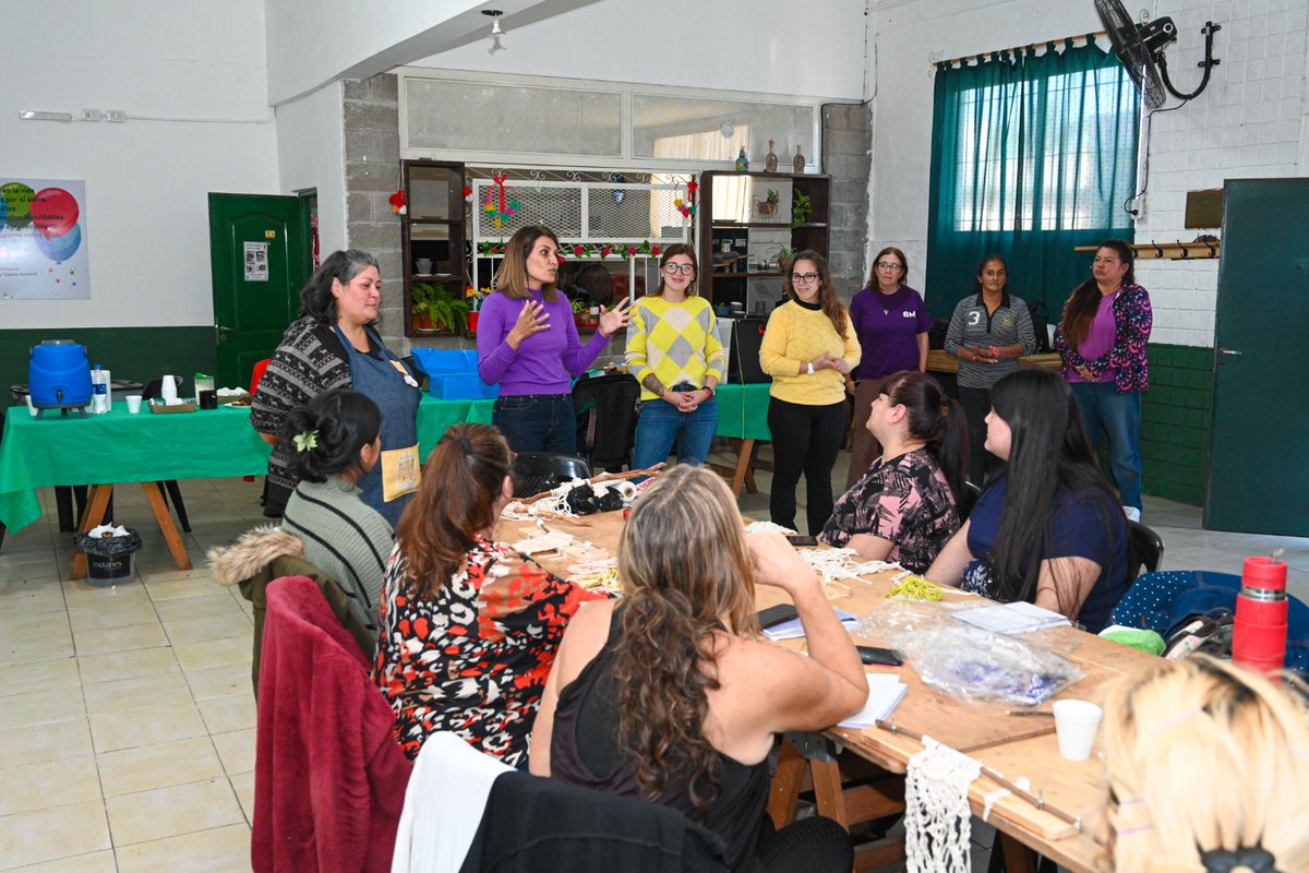 GiselaLZamora's tweet photo. ¡Acompañé el cierre del taller de bijouterie y macramé del programa Emprendedoras Rodantes en Rincón de Milberg! 

Una iniciativa que impulsa la autonomía económica de las mujeres en todo el distrito, brindando herramientas para emprender y fortalecer sus proyectos 💜✨ https://t.co/sXvt7D04Kz