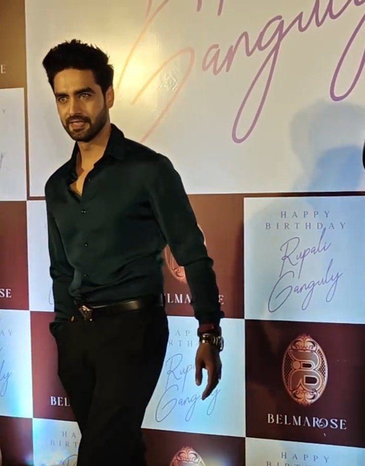 priiiis_thetic's tweet image. Bhai this is legit bomb 🔥🥵
Kaptaan @ROHITPUROHIT00 we don't anything iss look m pics n clips do hume 
This is so insane
[#rohitpurohit #armaanpoddar]