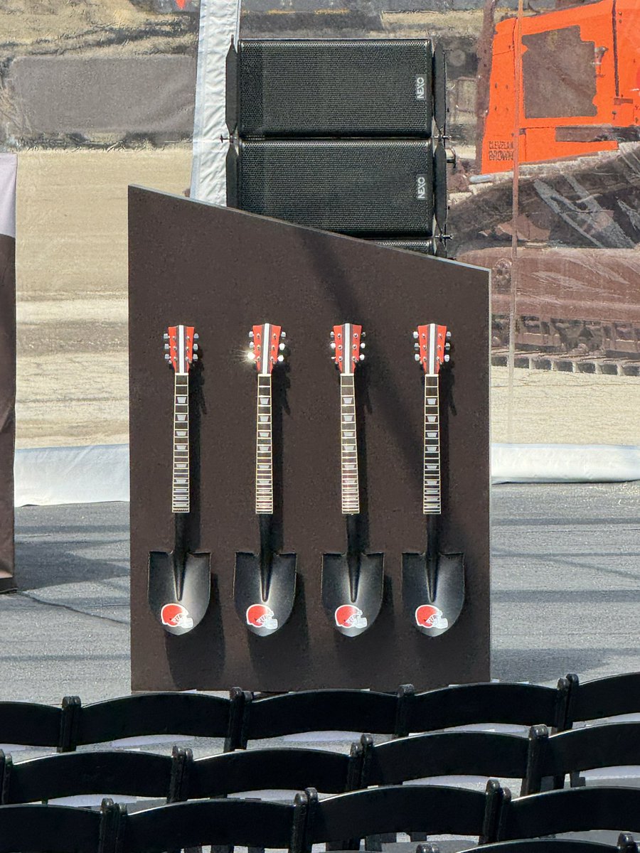 RuiterWrongFAN's tweet image. The guitar shovels are a nice touch #Browns #NFL